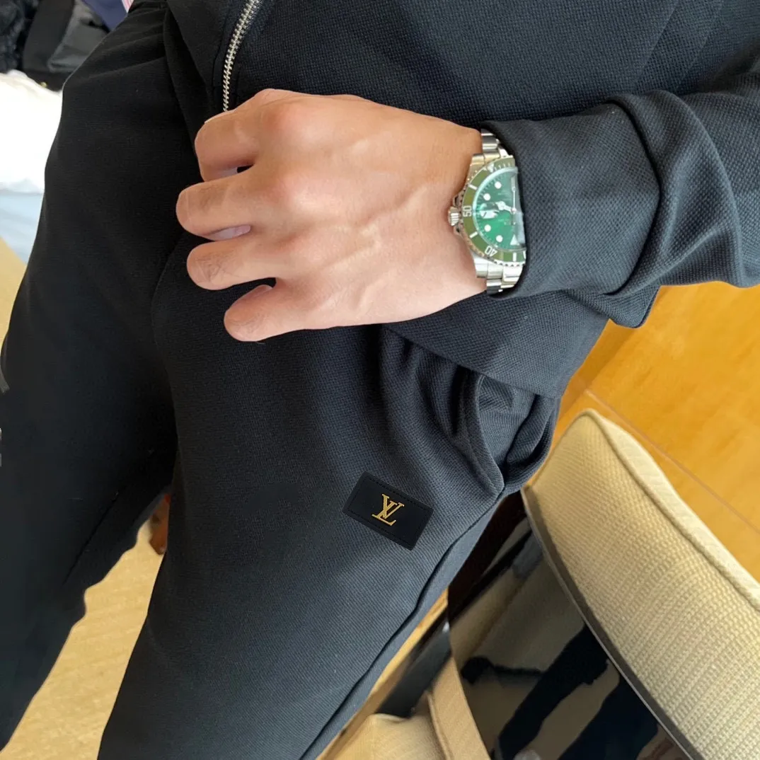 🅿️420 [LV Louis Vuitton] (Fat Man Gospel) hot-selling suit is coming. Focus on the original version of the official website. 2025 new hot-selling cardigan sweater suit. The original order is the best. 🇭🇰The meticulous work of top designers is dedicated to a fitting and perfect upper body effect. All-natural high-quality Roman cotton 100%, close-fitting comfort, noble and elegant! Original hardware embodies elegance and nobility! Counter size: M-5XL (maximum wear up to 220 pounds)